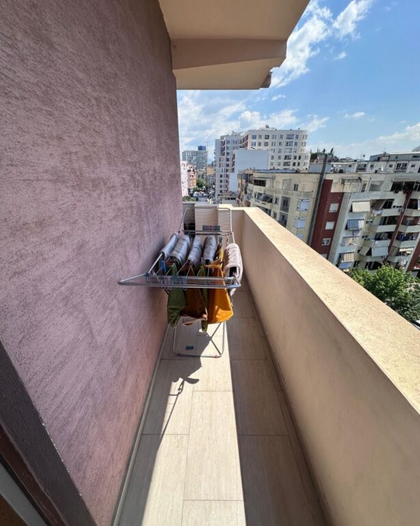 Jepet me qera Apartamenti 1+1 në zonën e Zogut te Zi rruga Hysni Gerbolli prane Kryqit te Kuq 420 mije leke te vjetra