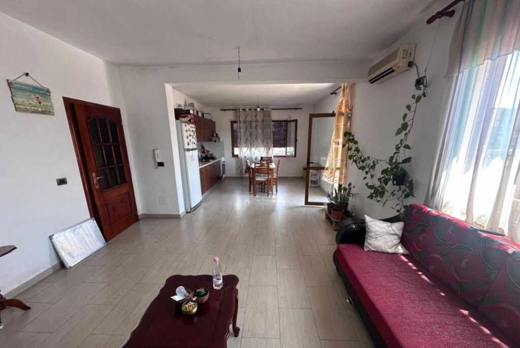 Jepet me qera Apartamenti 1+1 në zonën e Zogut te Zi rruga Hysni Gerbolli prane Kryqit te Kuq 420 mije leke te vjetra
