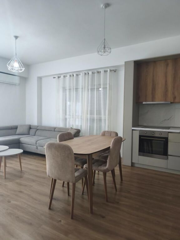 Jepet me qera Apartamenti 2+1+2 në zonën e Ali Demit Kompleksi Kaimi 500 mije leke te vjetra