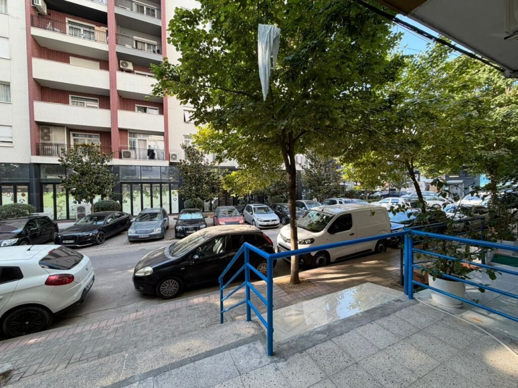 Locale commerciale in vendita al Concord Center in Via 5-Maji.