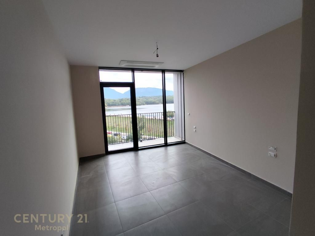 Apartment for rent with parking at Lake View