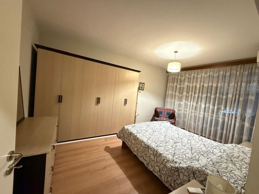 Apartament me Qira 1+1 prane Gjimnazit Petro Nini - Więcej