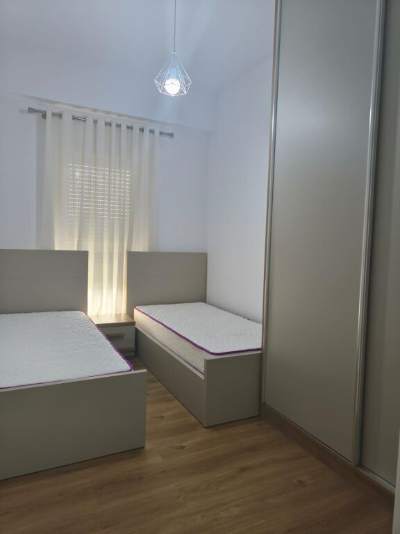 Jepet me qera Apartamenti 2+1+2 në zonën e Ali Demit Kompleksi Kaimi 500 mije leke te vjetra