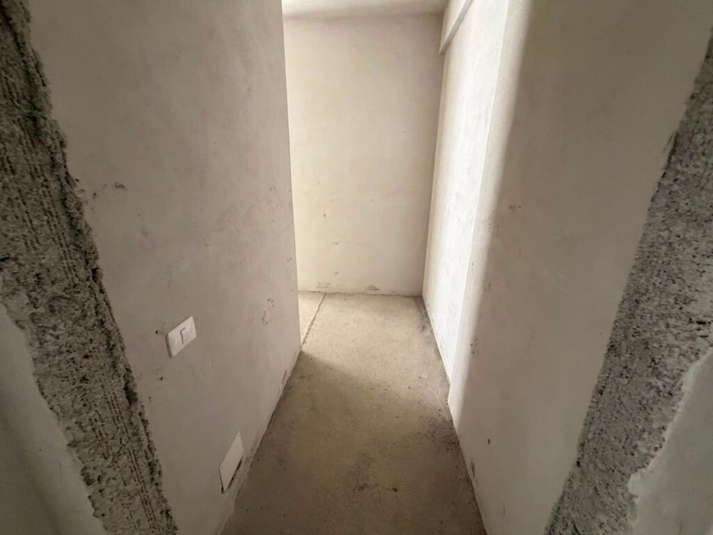 Shitet apartament tek Liqeni i Thate