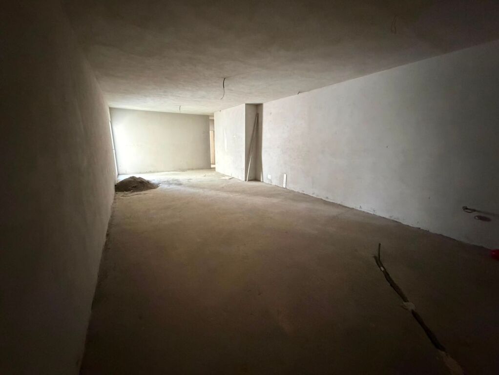 Shitet apartament tek Liqeni i Thate