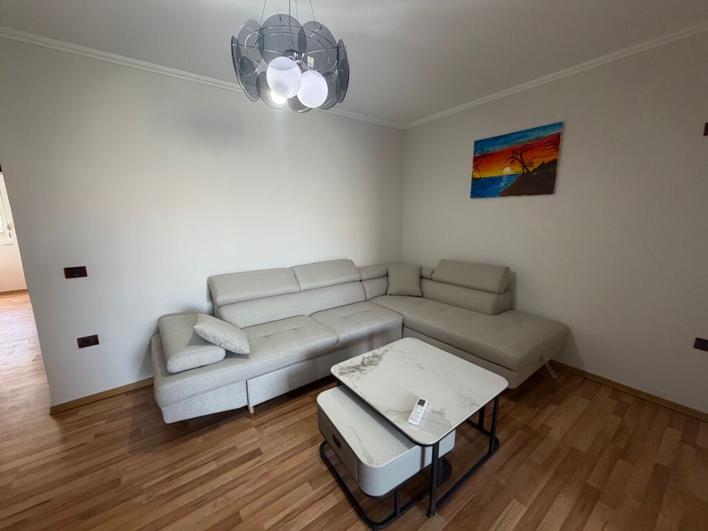 Affittasi appartamento 2+1   📍Ex parco, Via Babe Rrexha, Prezzo: 55.000 lek/mese (non trattabile)  