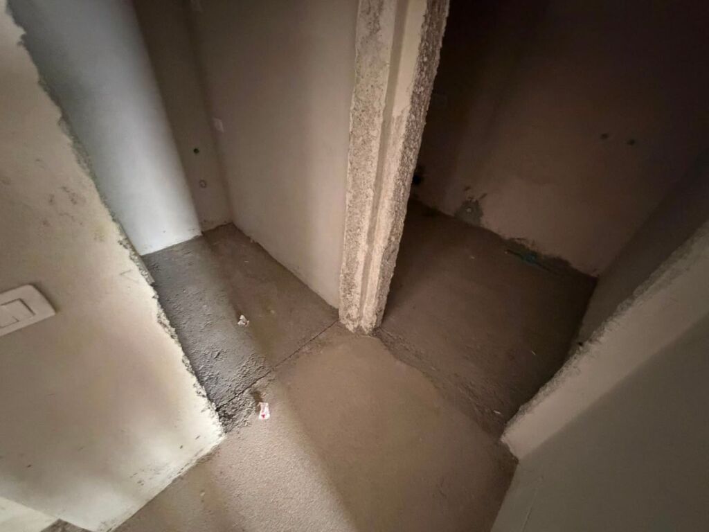 Shitet apartament tek Liqeni i Thate