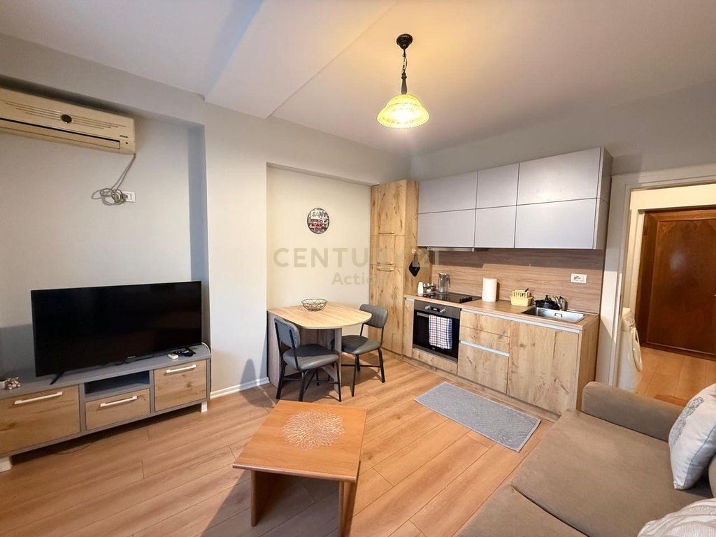 Jepet me qira apartament 1+1 prane Gjimnazit Petro Nini