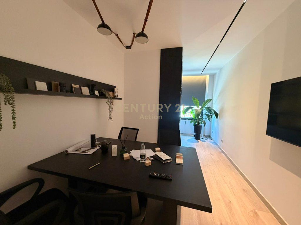 Shitet apartament 1+1 –Rruga e Barrikadave