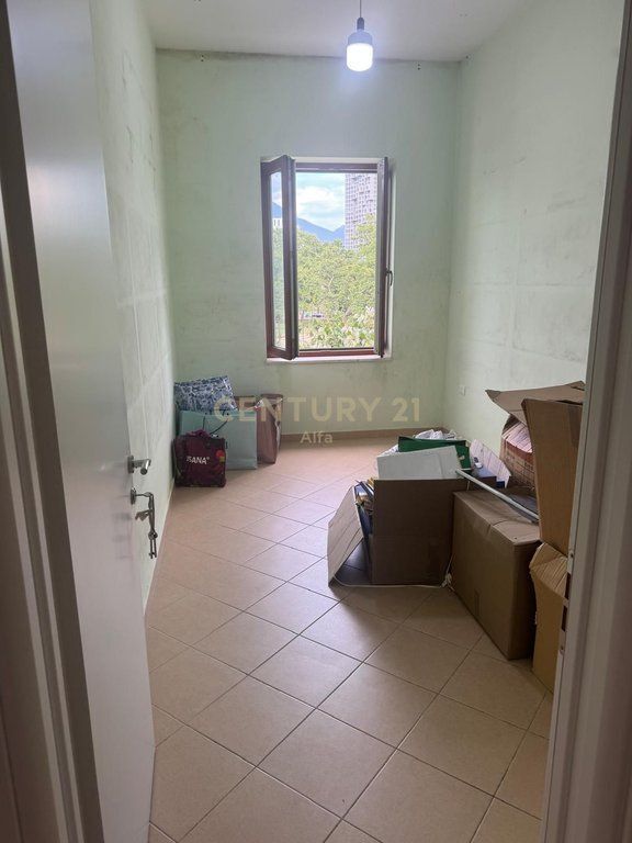 Appartamento 2+1 a Shallvaret – Vista sul Parco Rinia, Ideale per Uffici, Cliniche e Attività Prestigiose