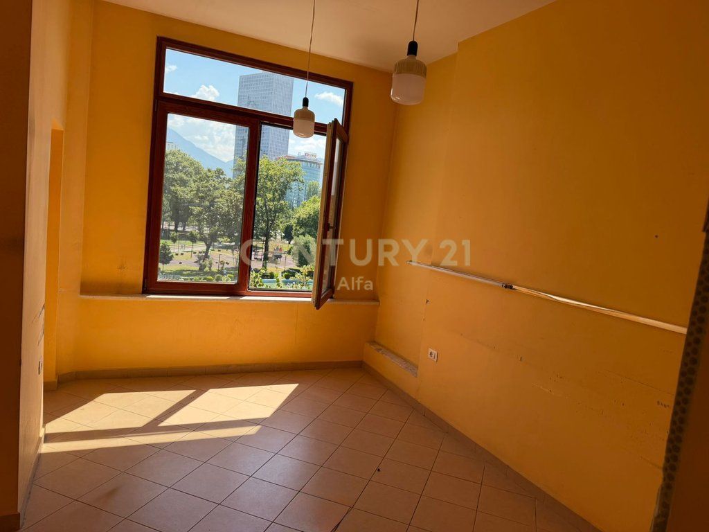 Appartamento 2+1 a Shallvaret – Vista sul Parco Rinia, Ideale per Uffici, Cliniche e Attività Prestigiose