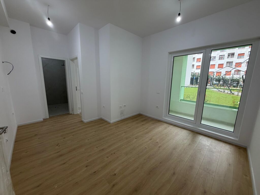🏢 Jepet me Qira Ambient Biznesi 📍 Vendndodhja: Rezidenca Kadiu💰 Çmimi: 35.000 Lekë/Muaj
