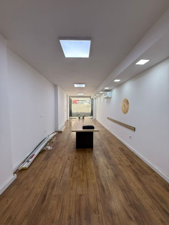 Jepet me qera ambient biznesi afër Zog të Zi