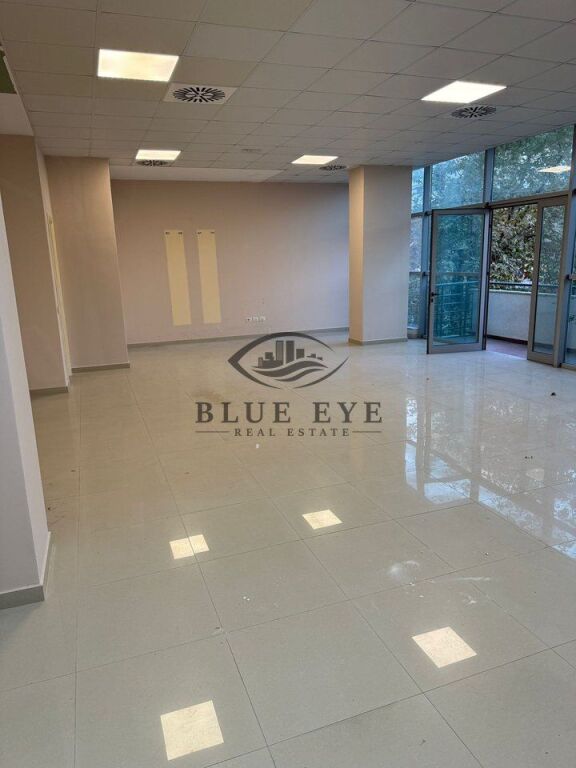 Locale commerciale in affitto vicino al palazzo dello sport di Durazzo