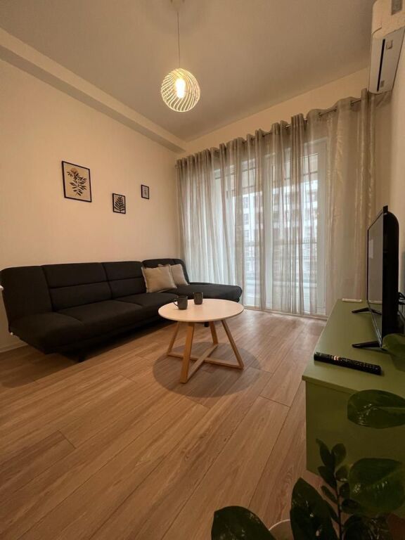 Apartament 1+1, Frosina Plaku!