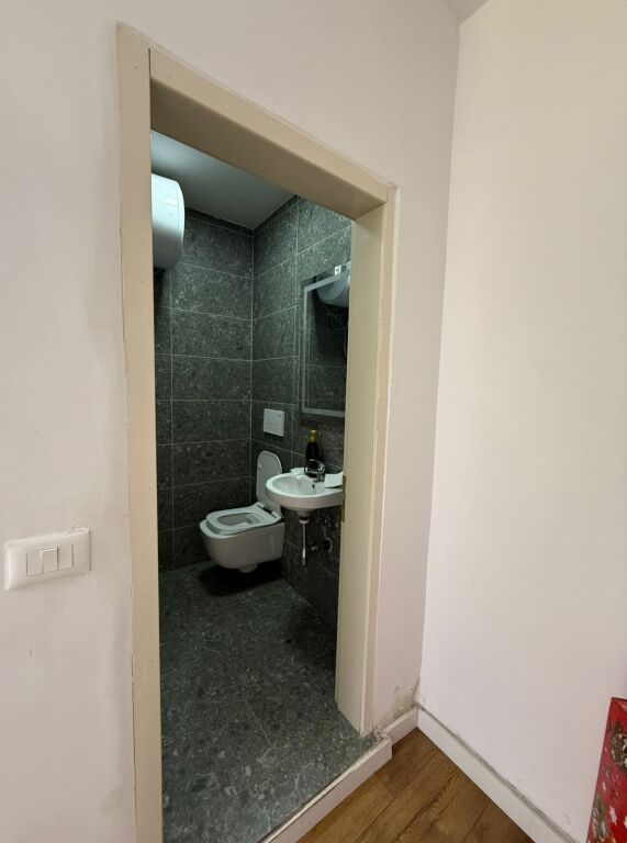 Jepet me qera ambient biznesi afër Zog të Zi
