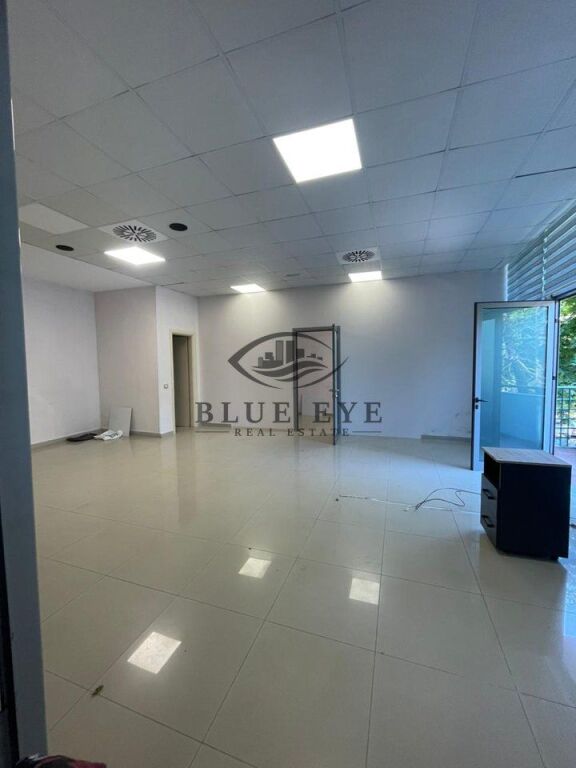 Locale commerciale in affitto vicino al palazzo dello sport di Durazzo