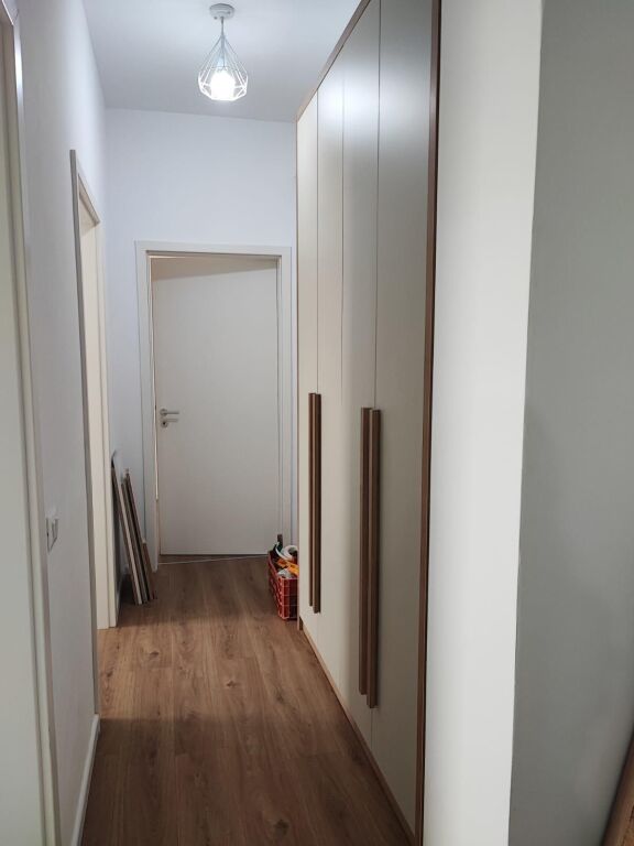 Jepet me qera Apartamenti 2+1+2 në zonën e Ali Demit Kompleksi Kaimi 500 mije leke te vjetra