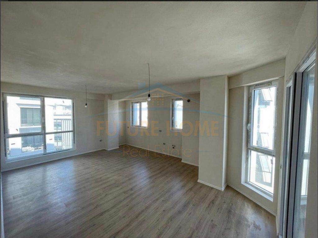 Shitet, Apartament 3+1+2, Bega 07, Komuna e Parisit.
