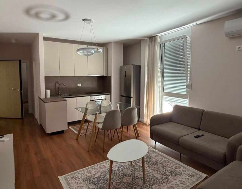 📌APARTAMENT 2+1 ME QIRA TEK RRUGA E BARRIKADAVE