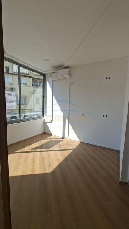 In Affitto, Spazio per Uffici, Via Bardhok Biba, Centro.