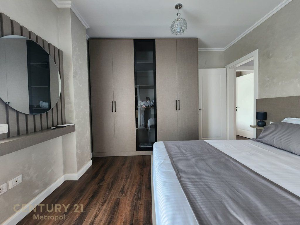 Jepet me qera qera apartament 2+1+2 tualete +2 poste parkimi ,rruga e Elbasanit! 1,500 € /Muaj