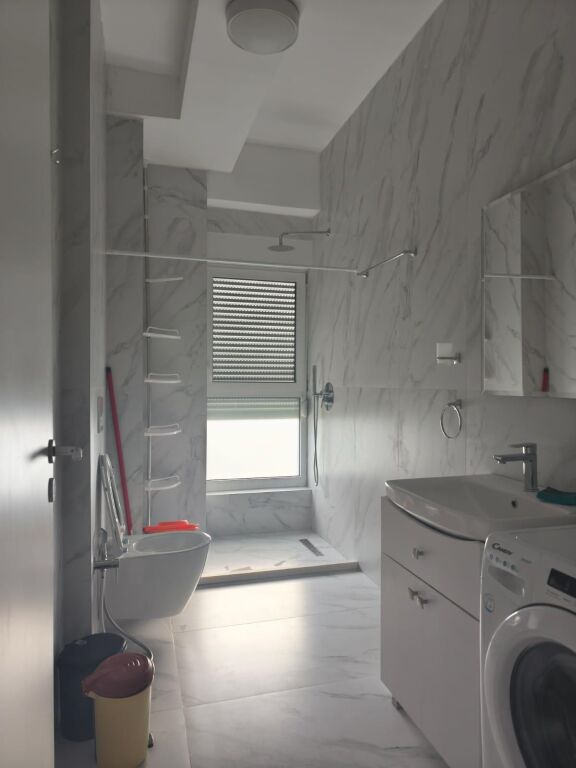 Jepet me qera Apartamenti 2+1+2 në zonën e Ali Demit Kompleksi Kaimi 500 mije leke te vjetra