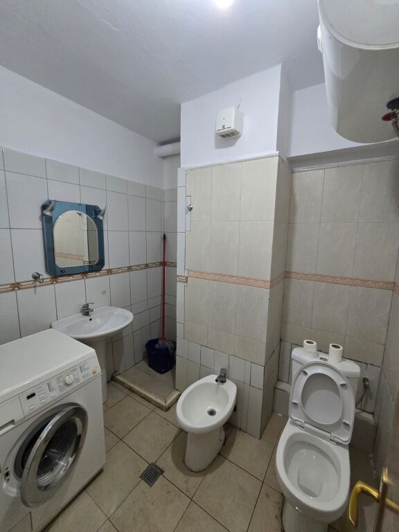 🏠 JEPET APARTAMENT 1+1 ME QERA NE RRUGEN E ELBASANIT, PAS SHKOLLËS "ASIM VOKSHI"