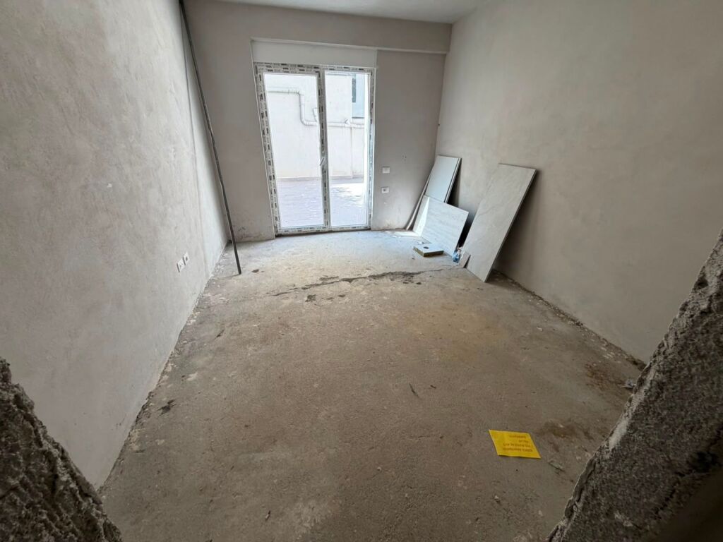 Shitet apartament tek Liqeni i Thate