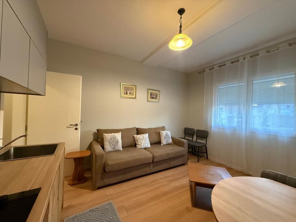 Apartament me Qira 1+1 prane Gjimnazit Petro Nini - Widok 2