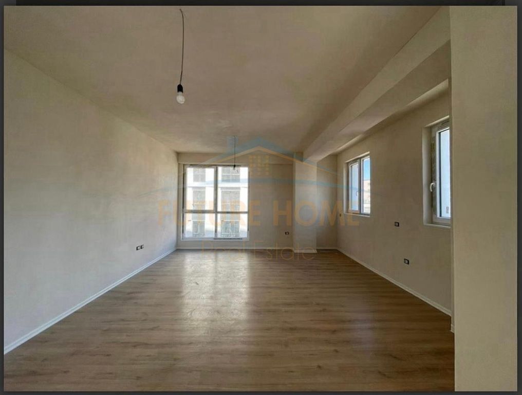 Shitet, Apartament 3+1+2, Bega 07, Komuna e Parisit.