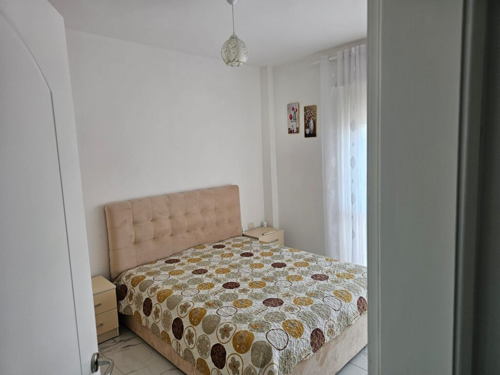 Shitet apartament 1+1  prane detit