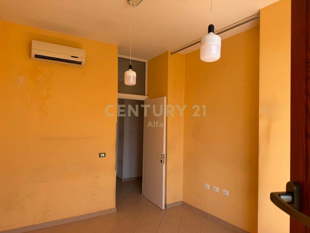 Appartamento 2+1 a Shallvaret – Vista sul Parco Rinia, Ideale per Uffici, Cliniche e Attività Prestigiose