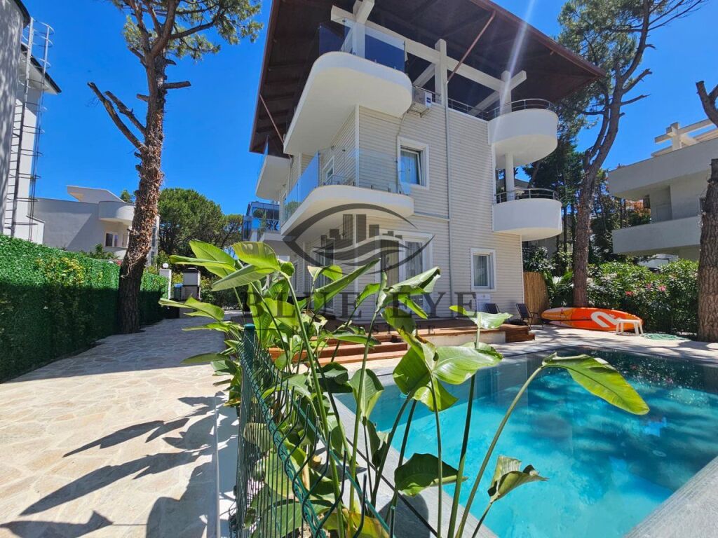 Villa di Lusso con Vista Mare e Piscina in Vendita, a Durazzo!
