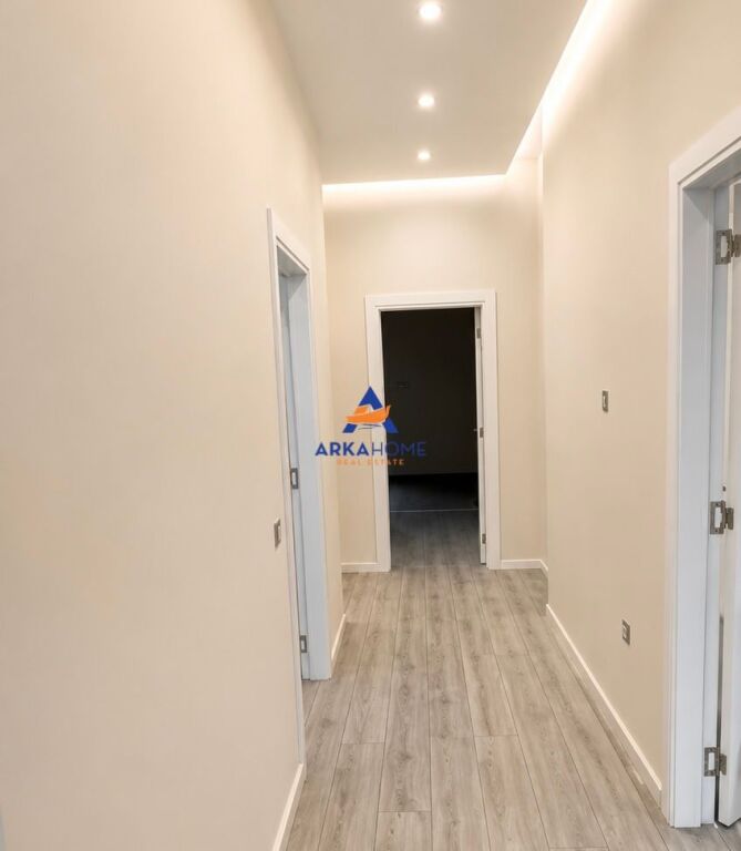 UFFICIO IN AFFITTO 130M2 "COMPLESSO SQUARE 21, VIA KAVAJES" 1000 EURO