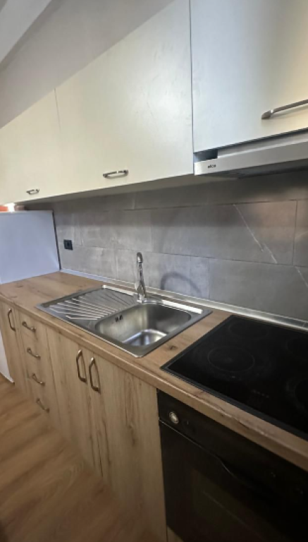 SHITET APARTAMENT 2+1 – ASTIR, PRANË BAR ARTISTI