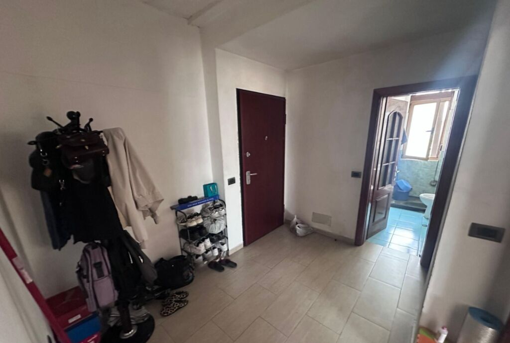 Jepet me qera Apartamenti 1+1 në zonën e Zogut te Zi rruga Hysni Gerbolli prane Kryqit te Kuq 420 mije leke te vjetra