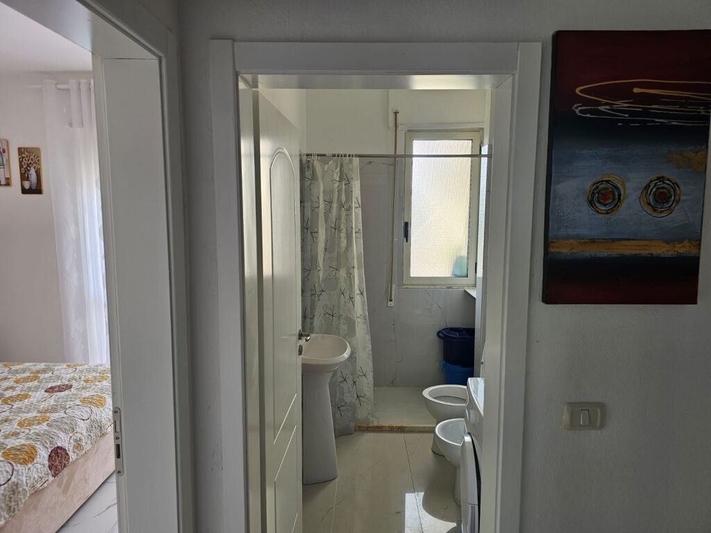 Shitet apartament 1+1  prane detit