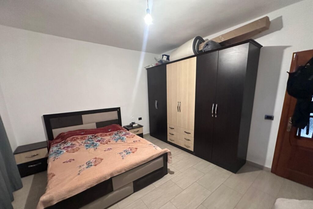 Jepet me qera Apartamenti 1+1 në zonën e Zogut te Zi rruga Hysni Gerbolli prane Kryqit te Kuq 420 mije leke te vjetra