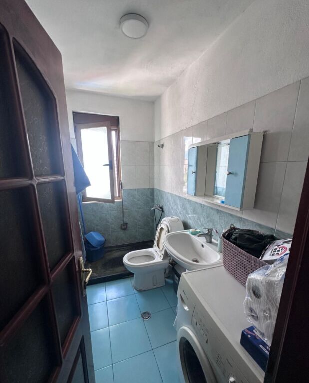 Jepet me qera Apartamenti 1+1 në zonën e Zogut te Zi rruga Hysni Gerbolli prane Kryqit te Kuq 420 mije leke te vjetra