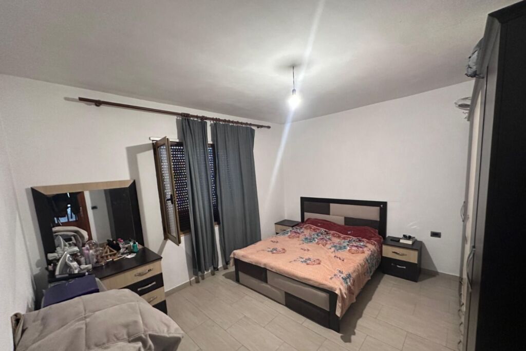 Jepet me qera Apartamenti 1+1 në zonën e Zogut te Zi rruga Hysni Gerbolli prane Kryqit te Kuq 420 mije leke te vjetra
