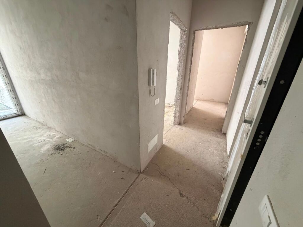 Shitet apartament tek Liqeni i Thate