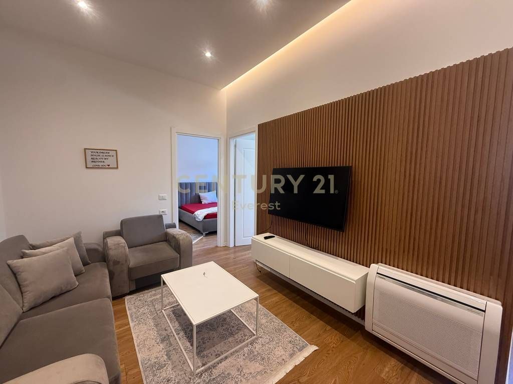 RRUGA E DURRESIT, APARTAMENT 2+1 PER QIRA !
