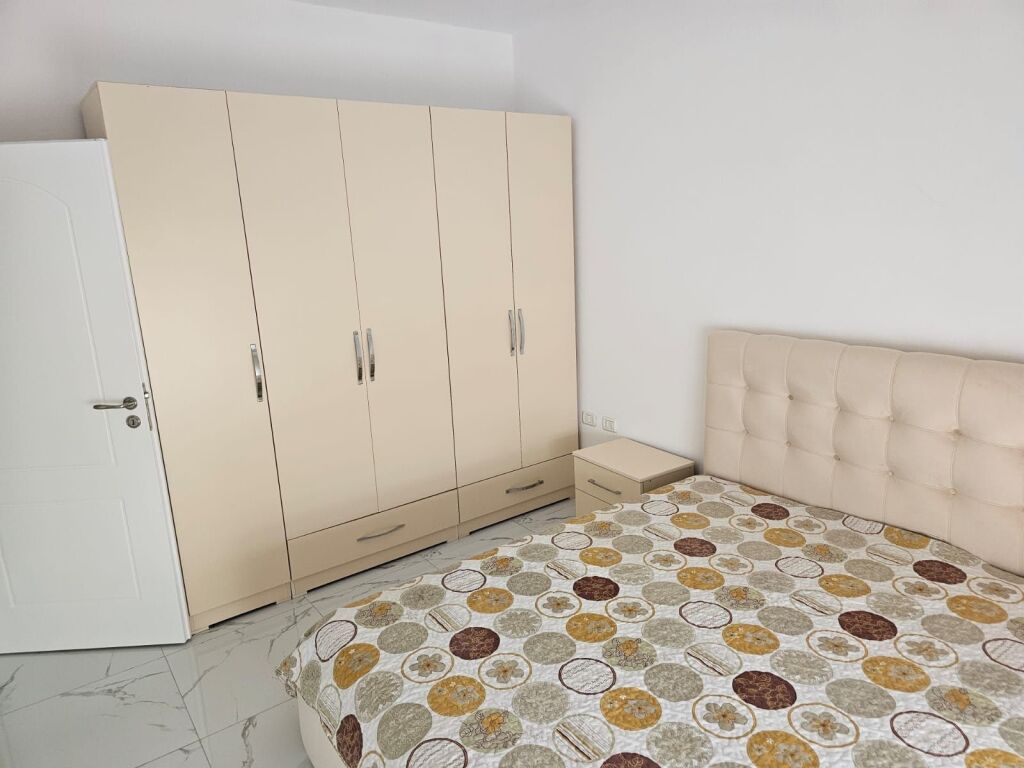 Shitet apartament 1+1  prane detit