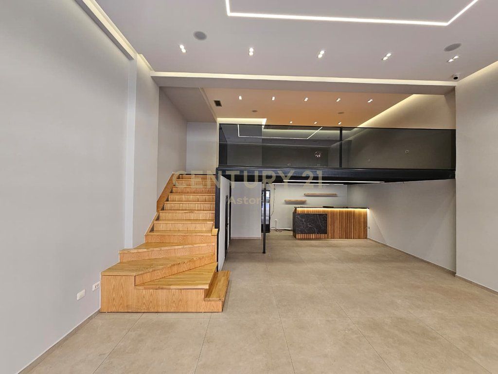 SI AFFITTA AMBIENTE DUPLEX A 5 MAJI, TIRANA