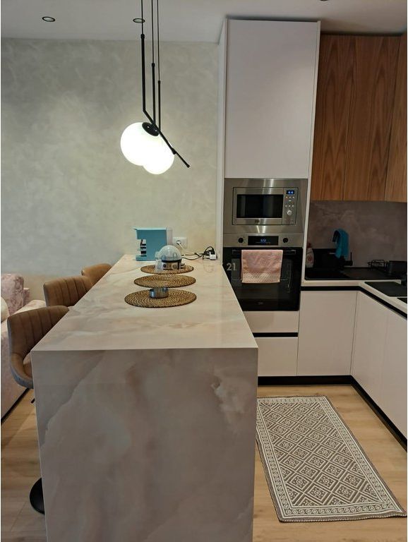 Shitet Apartament 1+1 në Lungomare, Vlorë – Me Pamje nga Deti