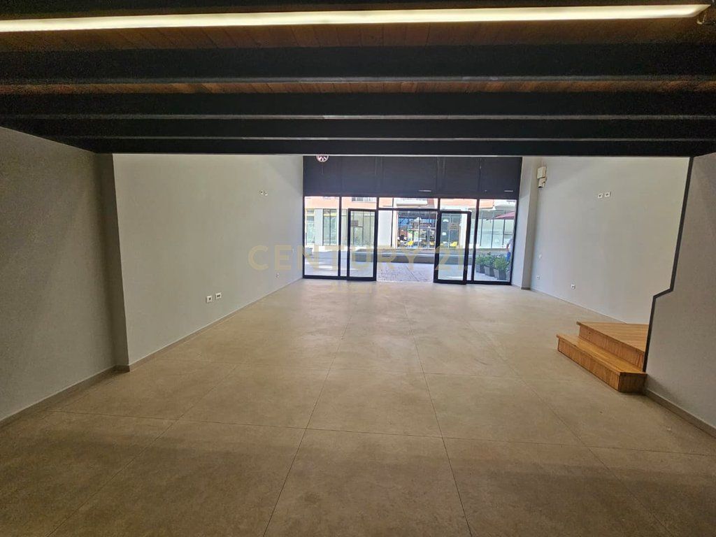 SI AFFITTA AMBIENTE DUPLEX A 5 MAJI, TIRANA
