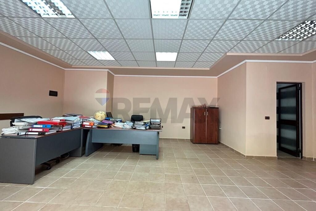 Ufficio in vendita al piano terra a Komuna e Parisit!
