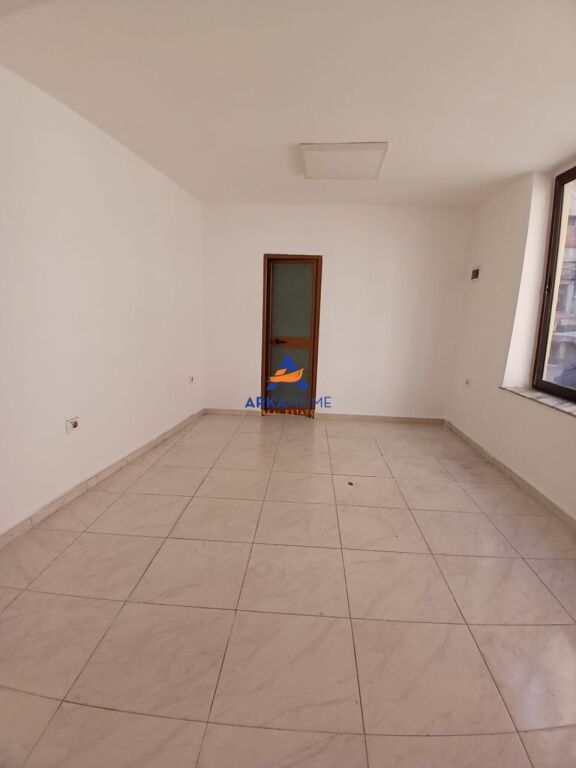 LOCALE COMMERCIALE IN AFFITTO 25M2 "VIA FORTUZI" 50.000 LEKE