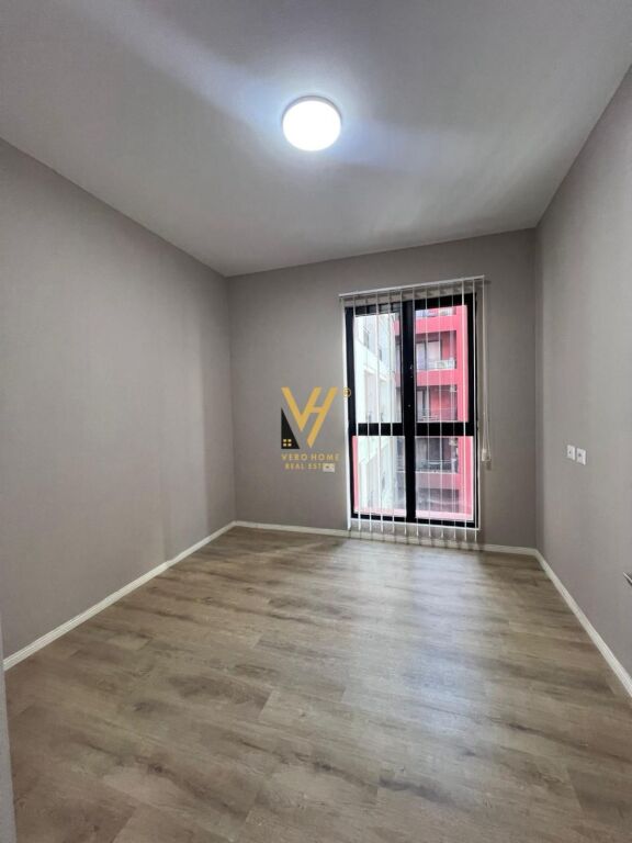 JEPET ZYRE 133 M2 ME QIRA TE FARMACIA 10, RRUGA E DIBRES 920 EURO